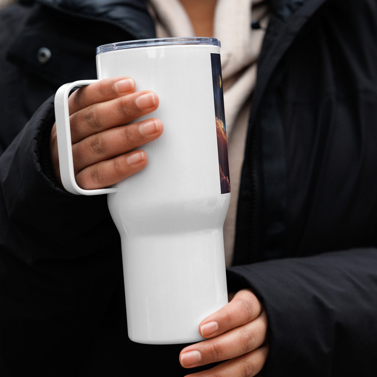 Travel mug with a handle